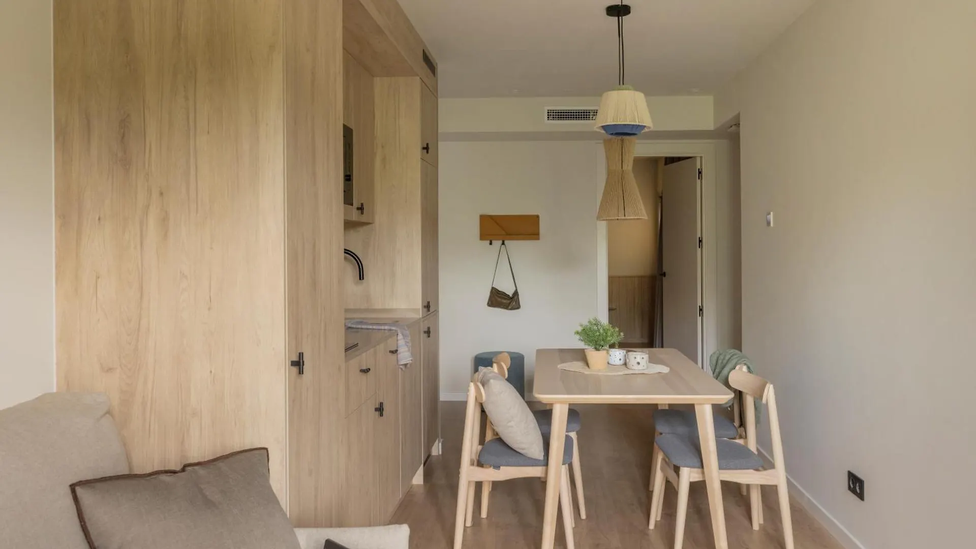 Libere Barcelona Sant Antoni Aparthotel 3*,