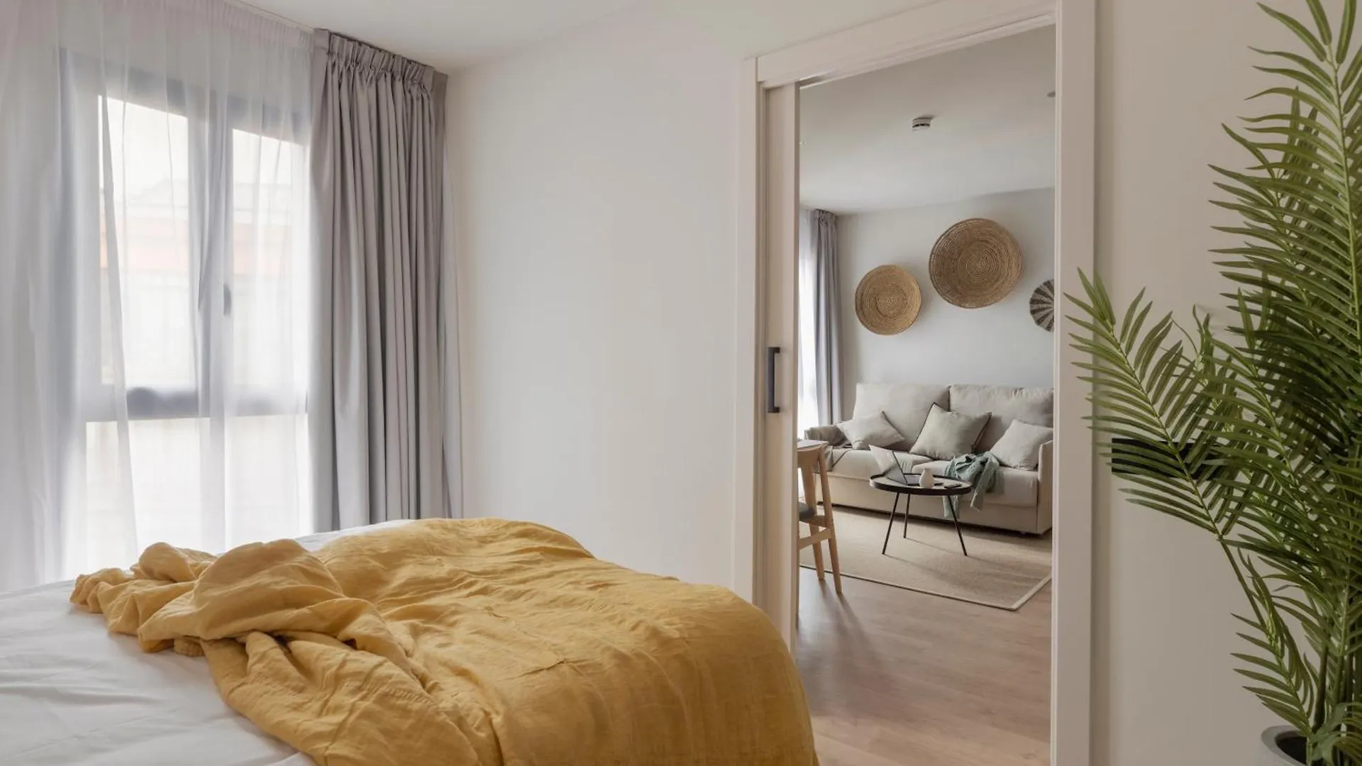 Libere Barcelona Sant Antoni Aparthotel 3*,