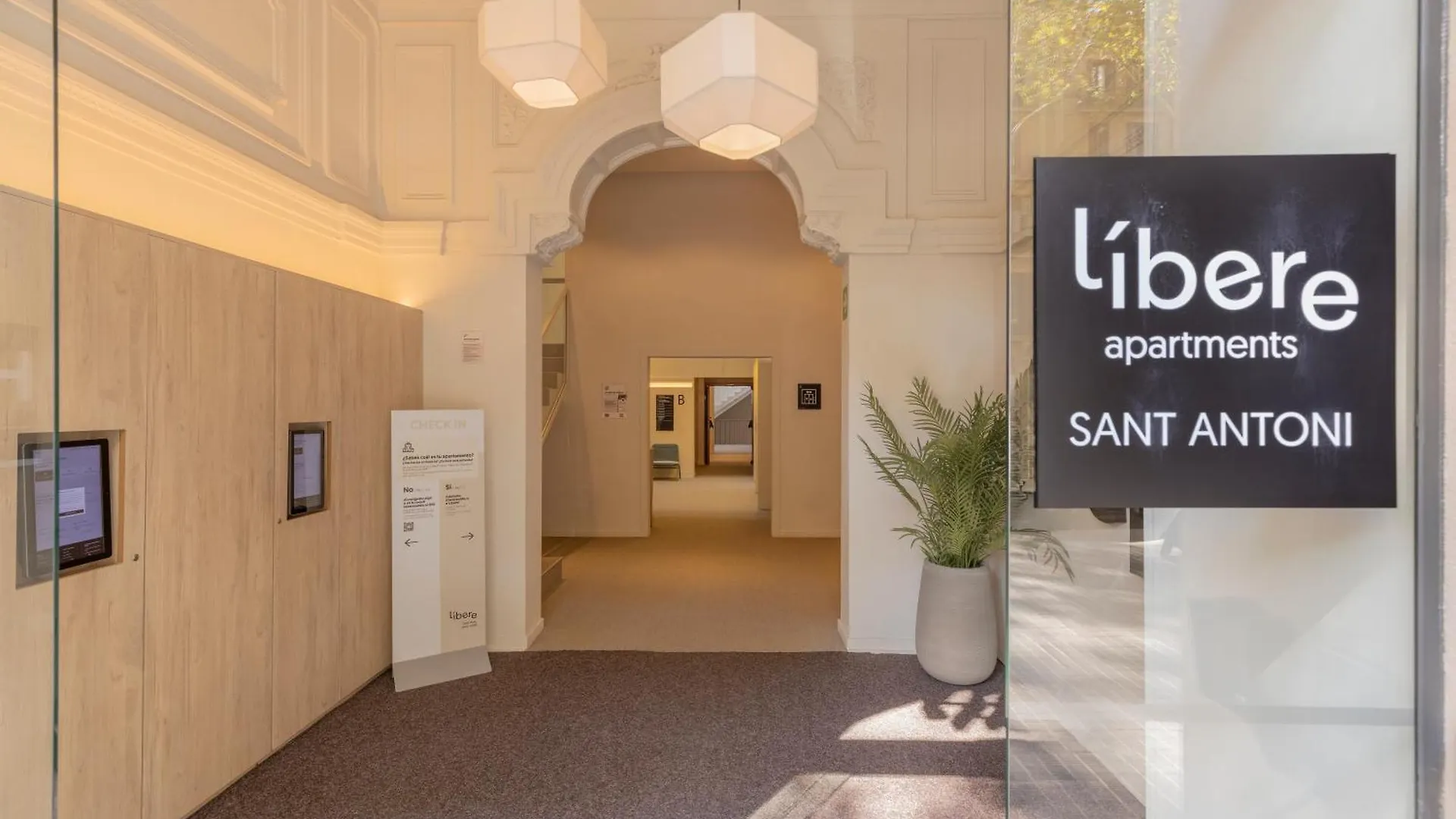 Libere Barcelona Sant Antoni Aparthotel 3*,