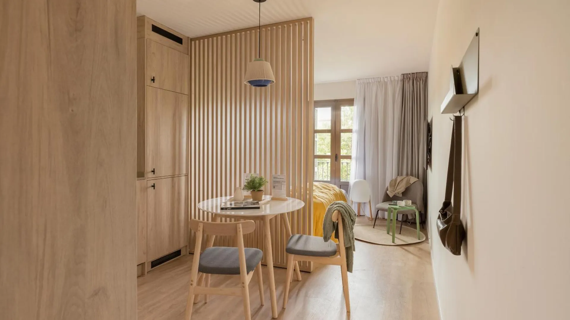 Libere Barcelona Sant Antoni Aparthotel 3*,