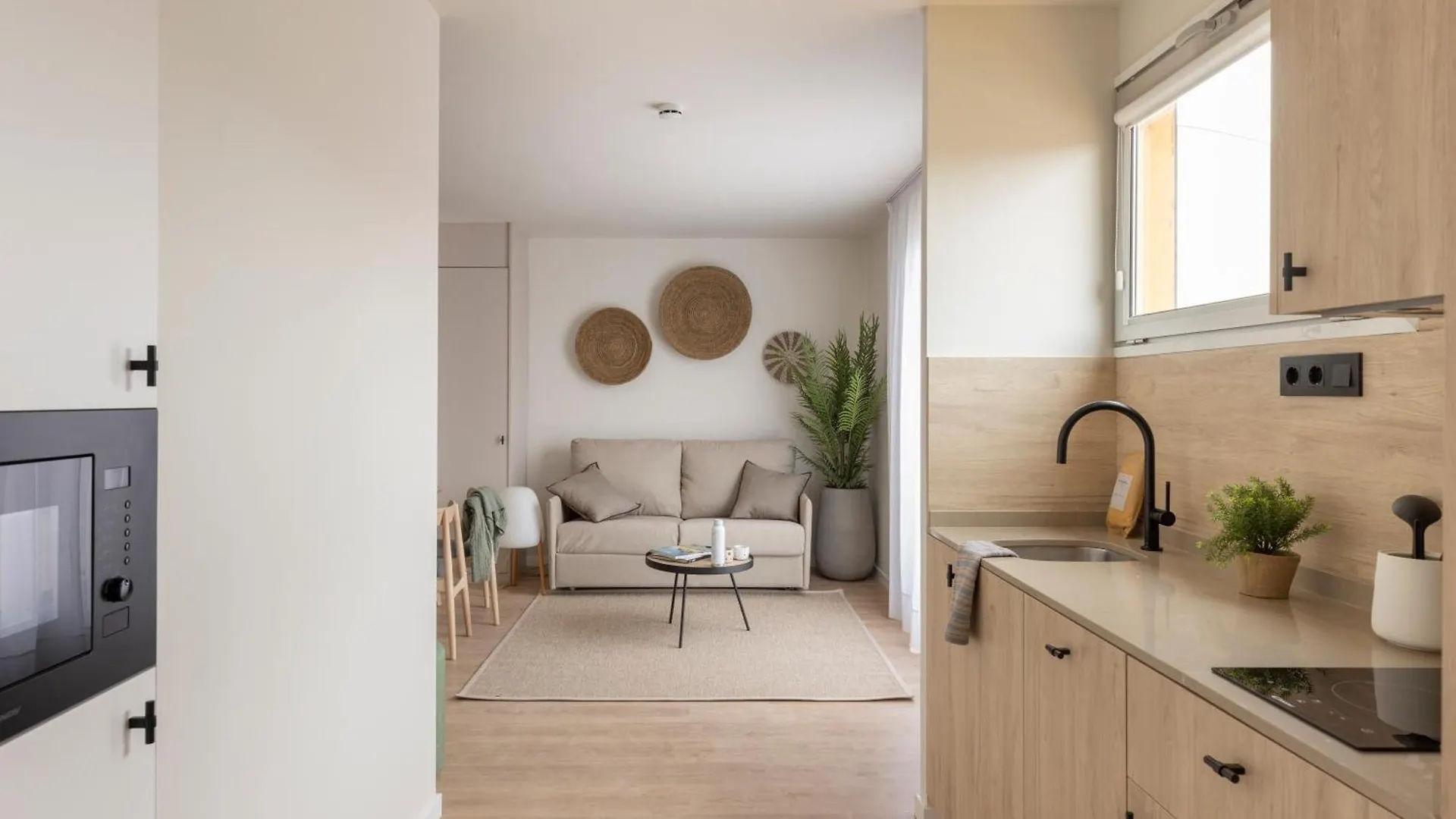 Libere Barcelona Sant Antoni Aparthotel 3*,